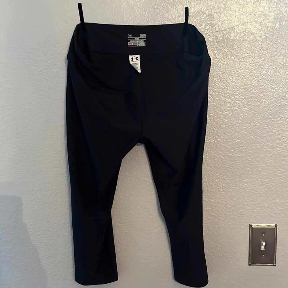 Under Armour black cropped size large leggings. Gently used, in great condition